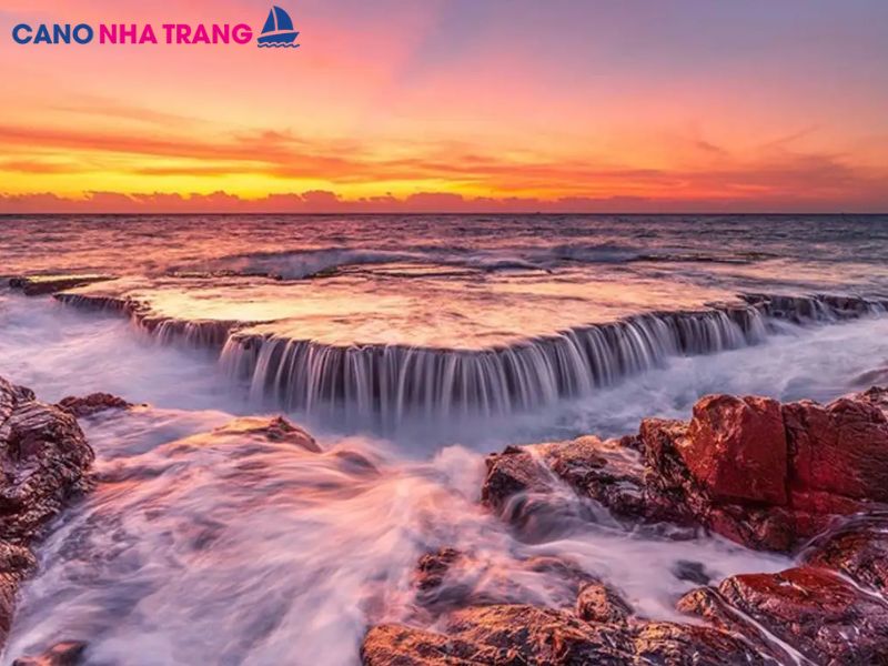 Vẻ đẹp của Hang Rái Vĩnh Hy được ví như thiên đường Maldives tại Việt Nam.